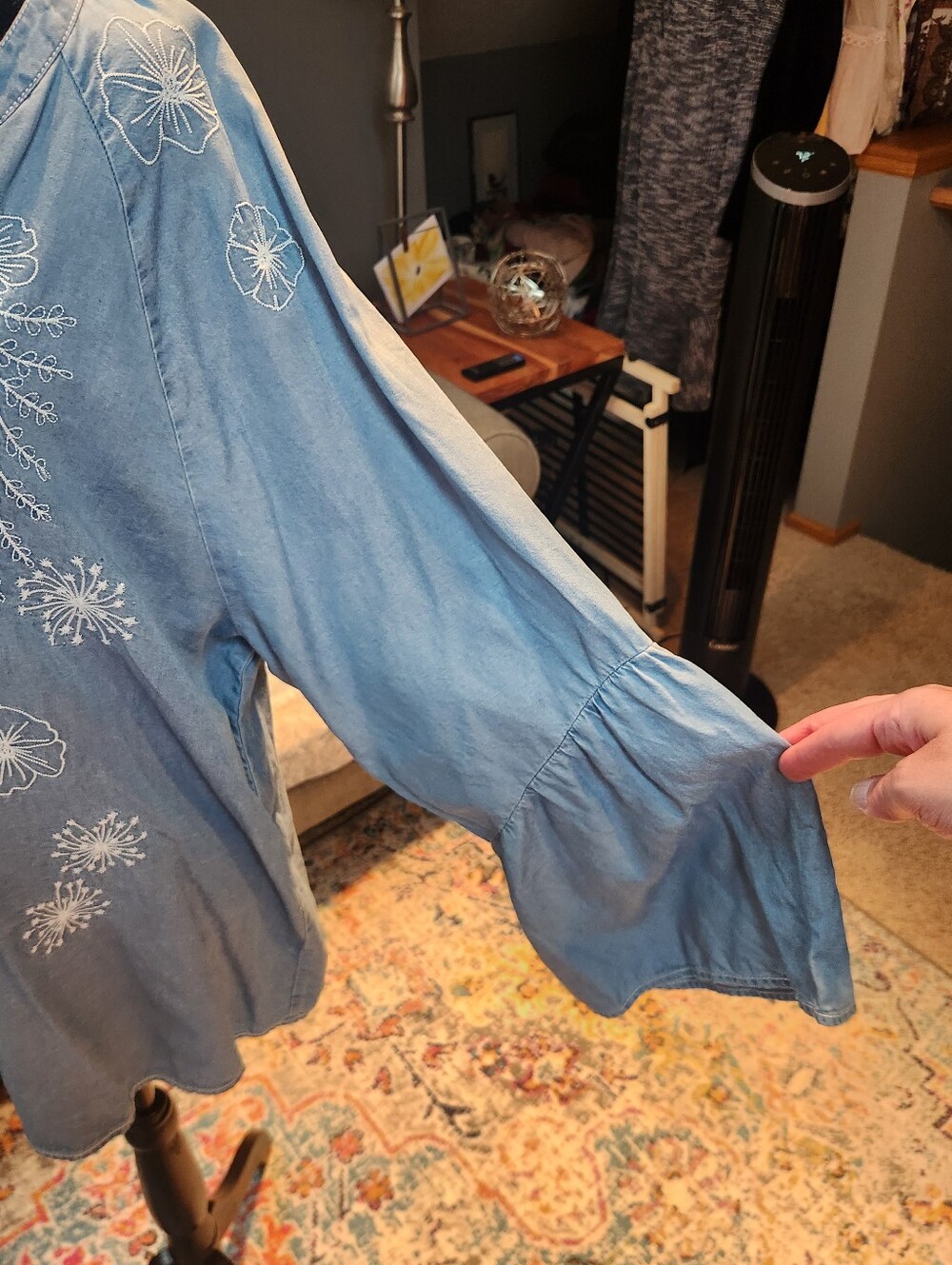 FDJ Blue Chambray Floral Embroidered V-Neck Peasant Top XL Slight Sparkles Boho - Picture 6 of 9